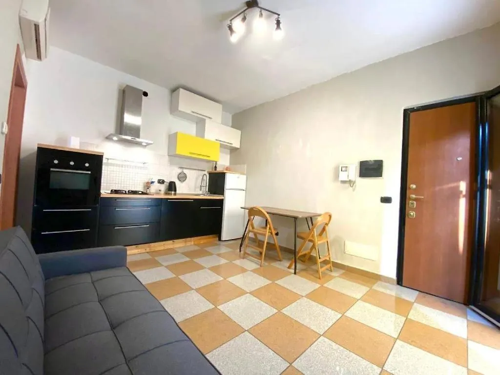 Conte Rosso House Con Terrazza In Coorte Tranquilla A Due Passi Da Stazione E Metropolitana Lambrate Milano 0*,  Italia